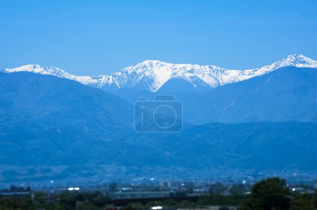 Téléchargez les photos : De belles montagnes dans la neige
. - en image libre de droit