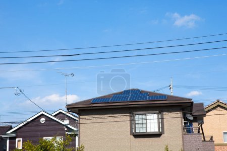 Foto de Paneles solares en el techo de la casa - Imagen libre de derechos