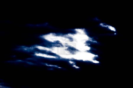 Téléchargez les photos : Vue de nuit du ciel avec nuages - en image libre de droit