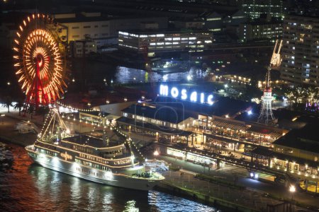 Foto de Vista nocturna de la tierra de Kobe Harbor con barco grande - Imagen libre de derechos