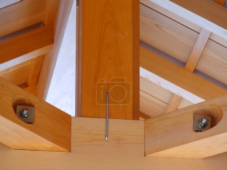 Téléchargez les photos : Texture de toit en bois. fond de détails d'architecture en bois - en image libre de droit