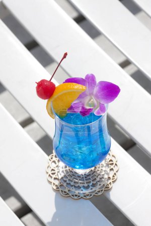 Téléchargez les photos : Vue rapprochée du verre avec cocktail tropical exotique frais - en image libre de droit