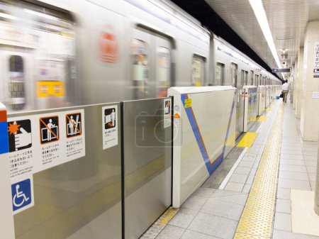Foto de Metro con puertas cerradas en Japón, transporte público - Imagen libre de derechos