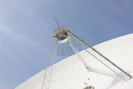 Téléchargez les photos : Antenne parabolique sur fond bleu ciel - en image libre de droit