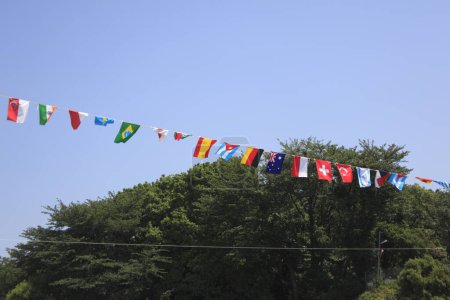 Foto de Guirnalda con banderas de los países del mundo contra el cielo azul - Imagen libre de derechos