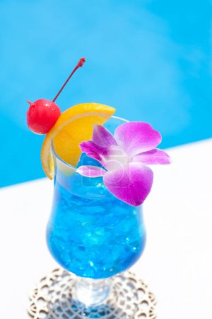 Téléchargez les photos : Vue rapprochée du verre avec cocktail près de la piscine - en image libre de droit