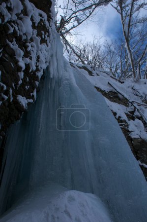 Téléchargez les photos : Cascade gelée dans les montagnes - en image libre de droit