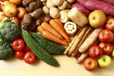 composición con variedad de verduras, setas y frutas
