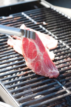 Téléchargez les photos : Gros plan d'un délicieux steak de bœuf frit - en image libre de droit