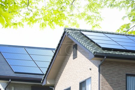 Foto de Paneles solares en los techos de las casas - Imagen libre de derechos