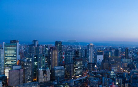 Foto de Moderno horizonte de la ciudad de Tokio, Japón por la noche - Imagen libre de derechos