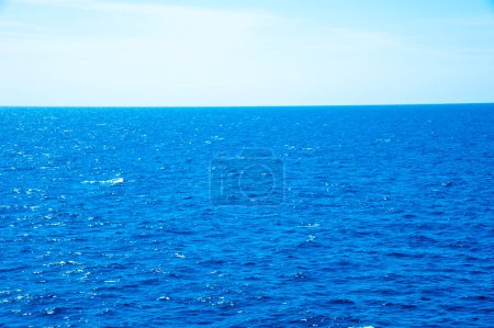 Téléchargez les photos : Belle vue sur l'eau bleue de l'océan - en image libre de droit