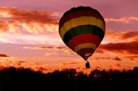 Téléchargez les photos : Montgolfière colorée dans le ciel - en image libre de droit
