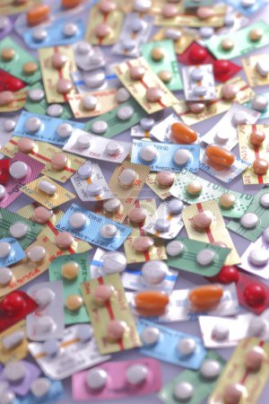 Foto de Muchas ampollas con pastillas y cápsulas, antecedentes farmacéuticos - Imagen libre de derechos