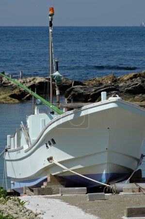 Téléchargez les photos : Bateau de pêche dans le port - en image libre de droit