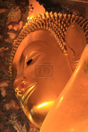 Foto de Budda estatua en Wat Phra Kaew en Bangkok, Tailandia es un templo sagrado y es una parte del gran palacio tailandés, el templo alberga un antiguo Buda Esmeralda - Imagen libre de derechos