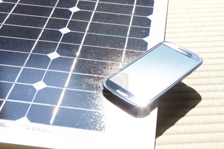 Foto de Panel de energía solar con smartphone - Imagen libre de derechos