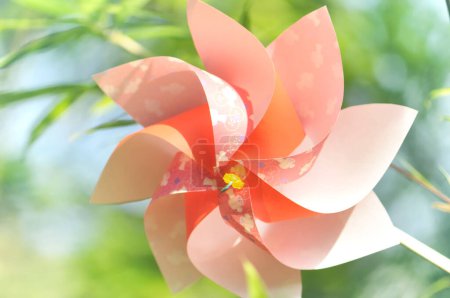 schöne Blumenpapier-Windmühle im Garten