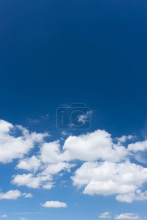 Téléchargez les photos : Beau ciel bleu avec fond de nuages - en image libre de droit