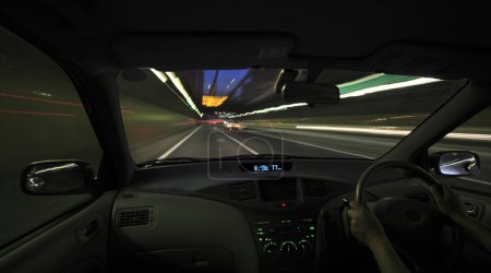Foto de Visión borrosa movimiento del coche en la carretera nocturna y senderos ligeros, larga exposición - Imagen libre de derechos