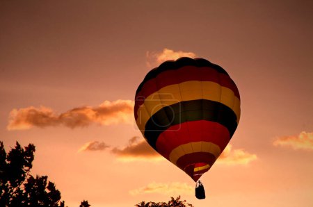 Téléchargez les photos : Ballon à air chaud coloré - en image libre de droit