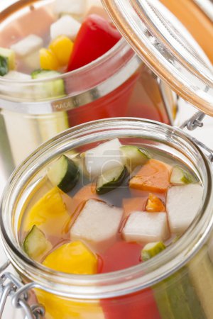 Téléchargez les photos : Bocaux en verre avec des légumes frais et du bouillon, préparations de cuisson - en image libre de droit