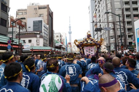 Foto de La gente participa en el festival tradicional Kanda Matsuri en Tokio, Japón - Imagen libre de derechos