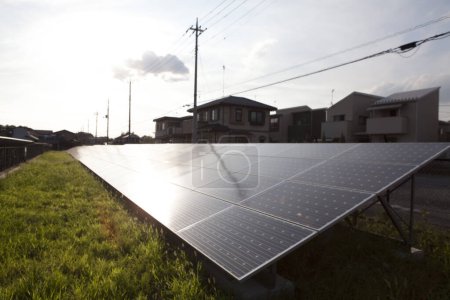 Foto de Paneles de energía solar sobre césped verde - Imagen libre de derechos