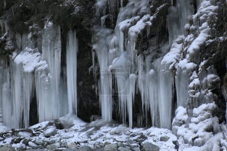 Foto de Hermosa vista de la cascada de invierno en el bosque. Icicles colgando sobre el río - Imagen libre de derechos