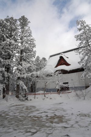 Schnee bedeckt Mt. Haguro Dewa Sanzan Schrein Mikami Gosaiden in Japan