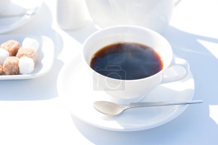 Foto de Café de la mañana con azúcar y caramelos sobre la mesa - Imagen libre de derechos