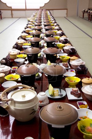 Téléchargez les photos : Une table de buffet pleine de nourriture sur fond, gros plan - en image libre de droit