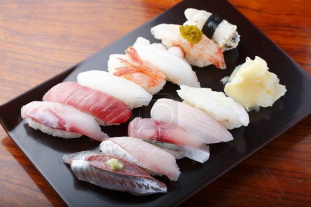 Téléchargez les photos : Cuisine japonaise - sushi sur fond - en image libre de droit
