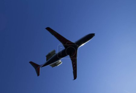 Foto de Avión volador con cielo azul sobre fondo natural - Imagen libre de derechos