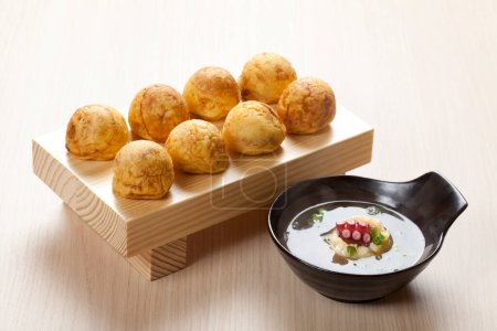 Akashiyaki es un alimento local de Akashi en la prefectura de Hyogo. Comida similar de Takoyaki que es albóndigas de pulpo.