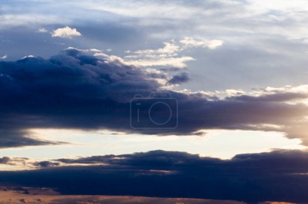 Téléchargez les photos : Ciel nuageux dramatique avec des nuages sombres - en image libre de droit