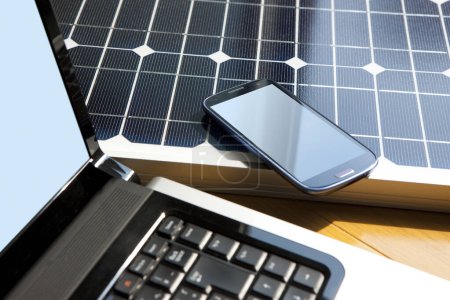 Foto de Paneles de energía solar, ordenador portátil y smartphone - Imagen libre de derechos