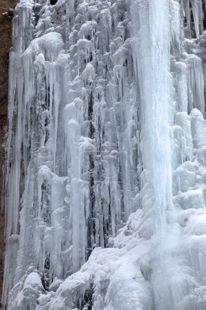 Téléchargez les photos : Cascade à la saison d'hiver - en image libre de droit
