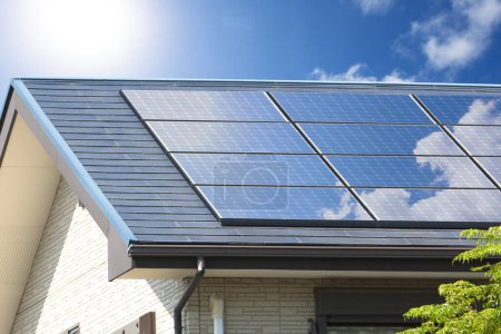 Foto de Paneles solares en la azotea de la casa - Imagen libre de derechos