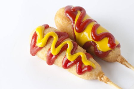 Téléchargez les photos : Gros plan de hot corn dogs avec ketchup - en image libre de droit
