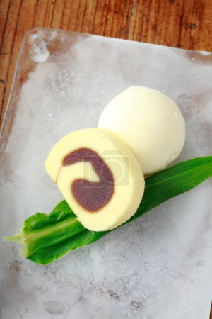 Eine Konditorei aus der Stadt Matsuyama, Präfektur Ehime. Ein Teig aus Bohnenpaste, der in eine Teigrolle gewickelt ist ". Es heißt "herb"". 