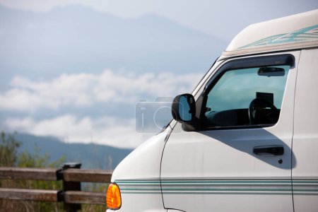 Téléchargez les photos : Camion sur la route dans les montagnes - en image libre de droit