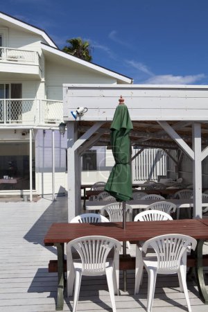 Téléchargez les photos : Tables et chaises sur la terrasse d'un restaurant vide - en image libre de droit