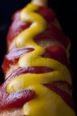 Foto de Primer plano de perrito caliente de maíz con ketchup - Imagen libre de derechos