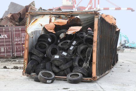 Foto de Pila de neumáticos de metal en el patio, el concepto de problemas ambientales - Imagen libre de derechos