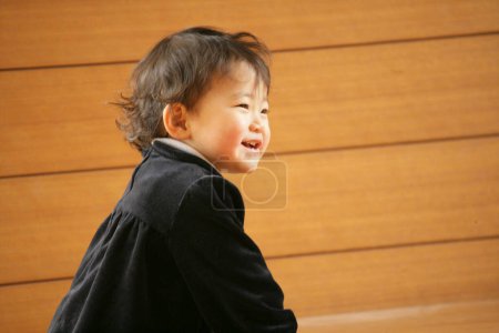 Foto de Lindo asiático bebé chica sonriendo en casa - Imagen libre de derechos