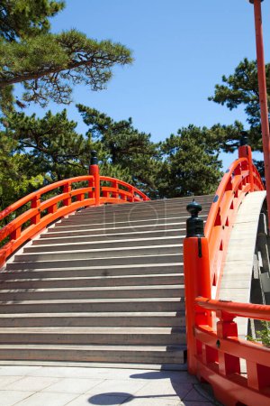 Téléchargez les photos : Beau pont avec des arbres verts dans le parc au Japon - en image libre de droit