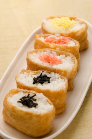 Téléchargez les photos : Gros plan de assiette avec des sushis, nourriture japonaise - en image libre de droit