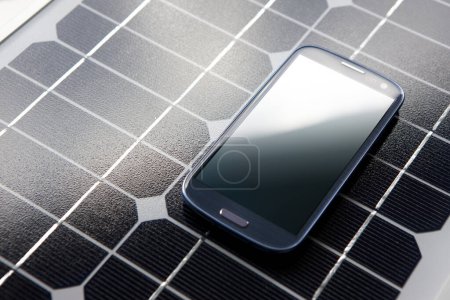 Foto de Paneles solares con smartphone - Imagen libre de derechos