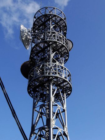 Téléchargez les photos : La tour et l'antenne radio et le ciel bleu - en image libre de droit